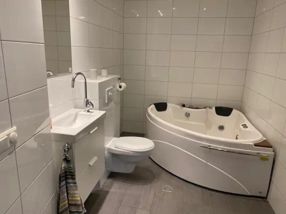 Husavik 2 Bedroom Apartment Buitenkant foto